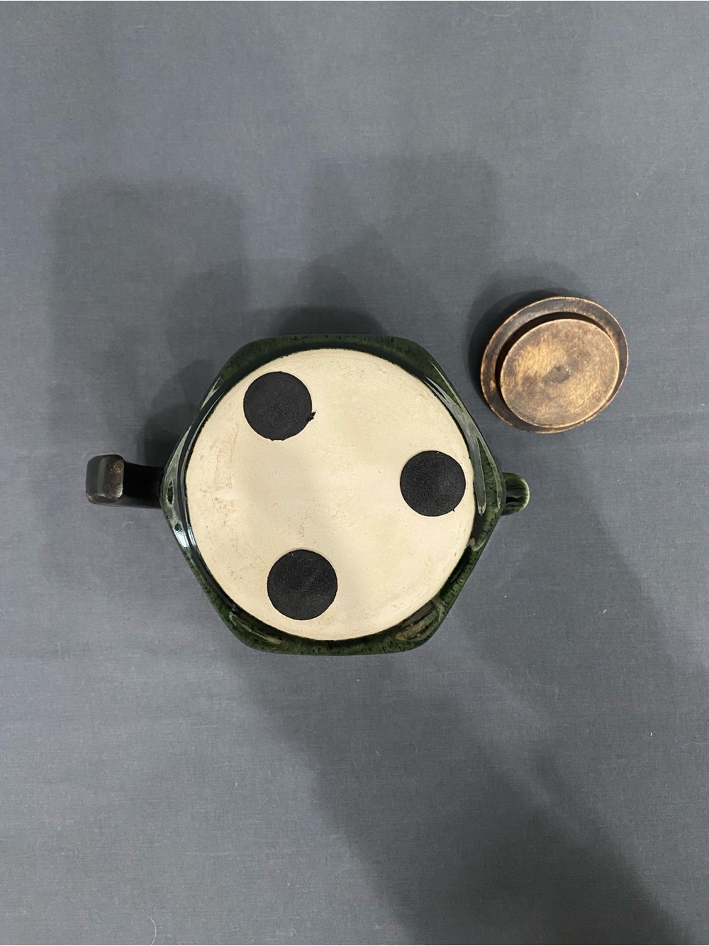 VTG Japanese Stoneware Teapot Green Speckled Glaze Wooden Handle Brass Fittings - Picture 11 of 17